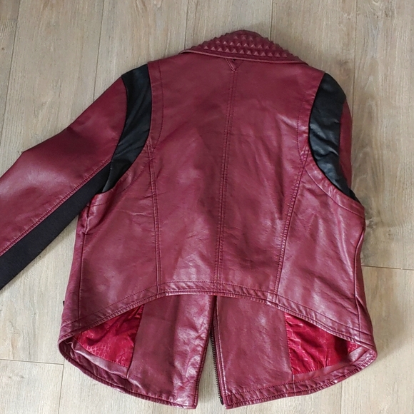 Womans waist length leather-like jacket - Picture 4 of 4